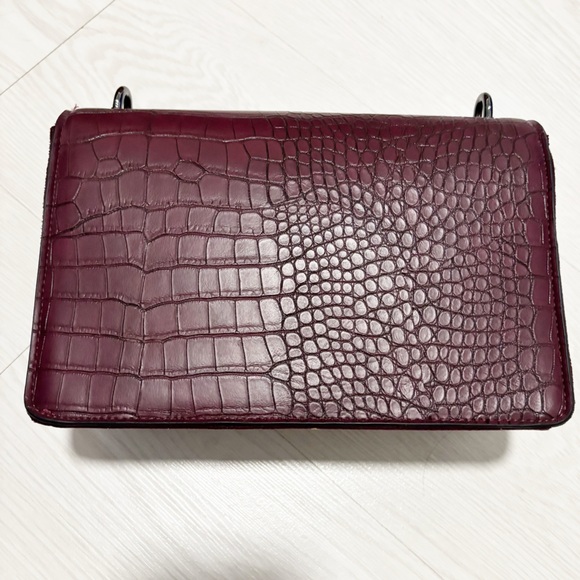 Elegant Croc-Embossed Suede Crossbody Burgundy Flap Ring Hardware 2 Straps - Picture 5 of 16